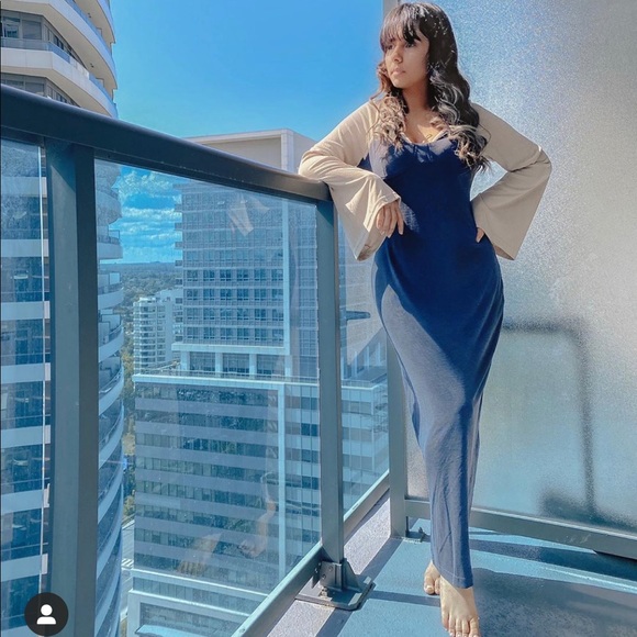 Dress with bell sleeves and deep back - Picture 3 of 5